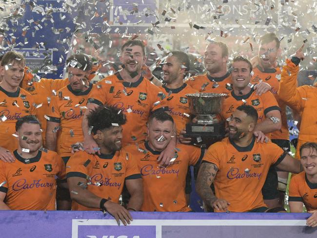 Australia's Wallabies celebrate after defeating to Argentina's Los Pumes their Rugby Championship match at Estadio UNO Jorge Luis Hirsch stadium in La Plata, Buenos Aires on August 31, 2024. (Photo by JUAN MABROMATA / AFP)