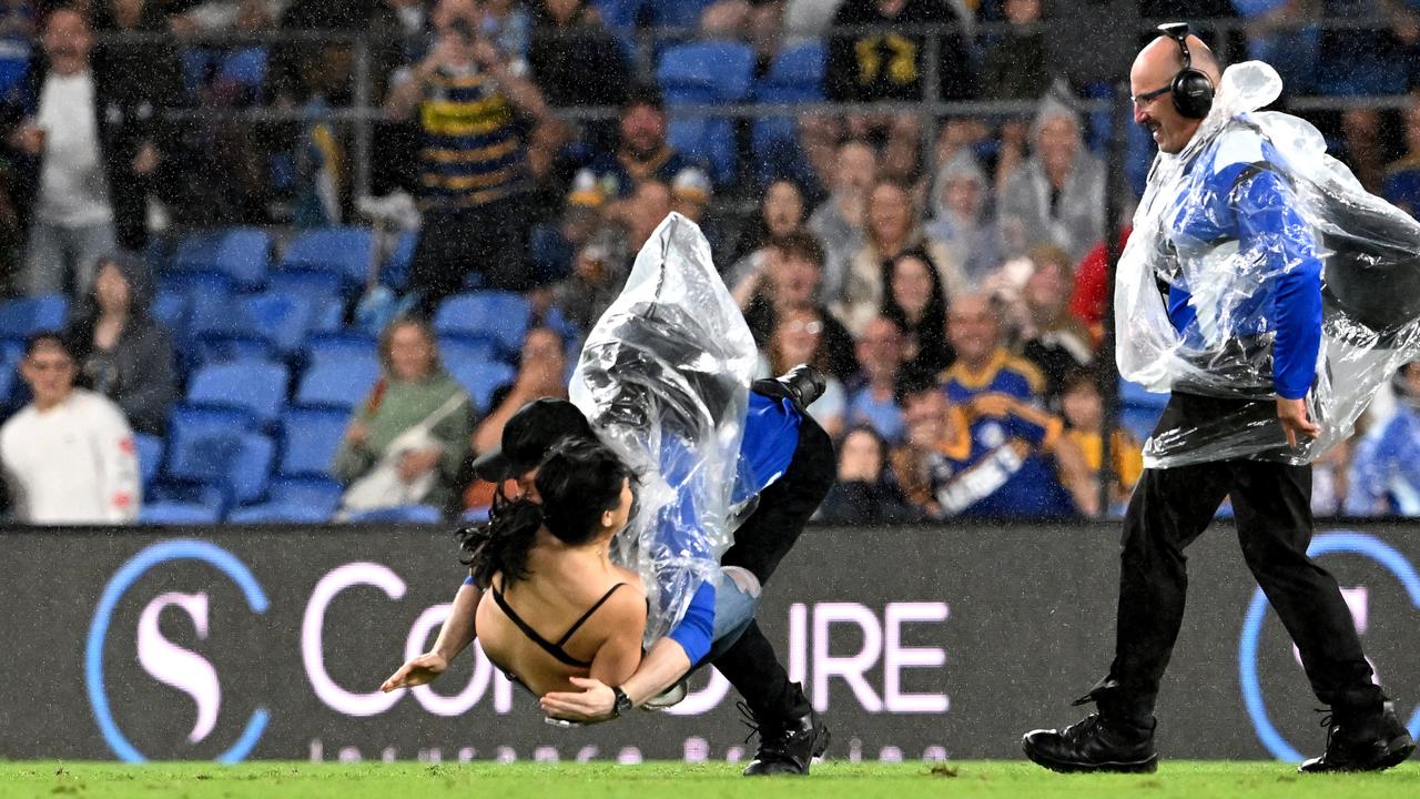 Some thought the security guard’s tackle was too harsh. Picture: Bradley Kanaris/Getty Images