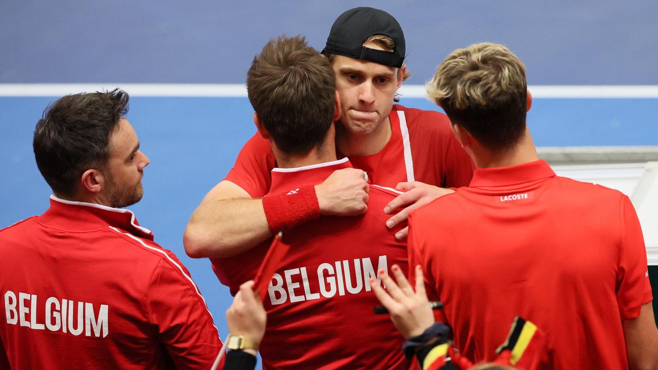 Belgium's Zizou Bergs (C) reacts with teammates during the Davis Cup qualifier against Chile. (Photo by BENOIT DOPPAGNE / Belga / AFP)