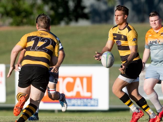 Darwin Dragons fly-half Brayden Cunningham passes to captain Drew Tobin. Picture: Che Chorley