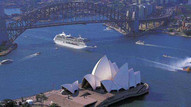 JANUARY, 2004 : P&O liner Pacific Princess passes under Sydney Harbour Bridge as it leaves port in Sydney for cruise cruising the Pacific, 01/04. NSW Shipping / Ship Travel