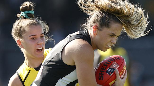 Aishling Sheridan marks the ball in front of her opponent. Picture: Getty Images