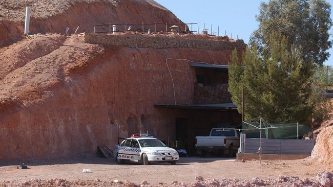 D/I Dugout house on Blacktop Hill Road in Coober Pedy where SA murder victim Andrew Williamson was found 11 Nov 2003.