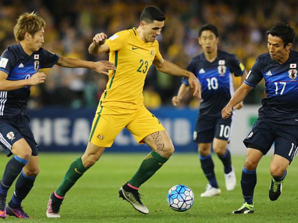 MELBOURNE, AUSTRALIA - OCTOBER 11: Tomas Rogic of the Socceroos competes for the ball during the 2018 FIFA World Cup Qualifier match between the Australian Socceroos and Japan at Etihad Stadium on October 11, 2016 in Melbourne, Australia. (Photo by Michael Dodge/Getty Images)