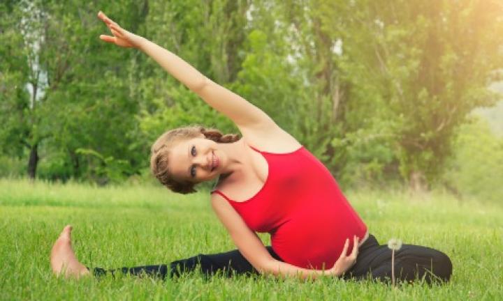 7 easy pregnancy yoga poses: Video