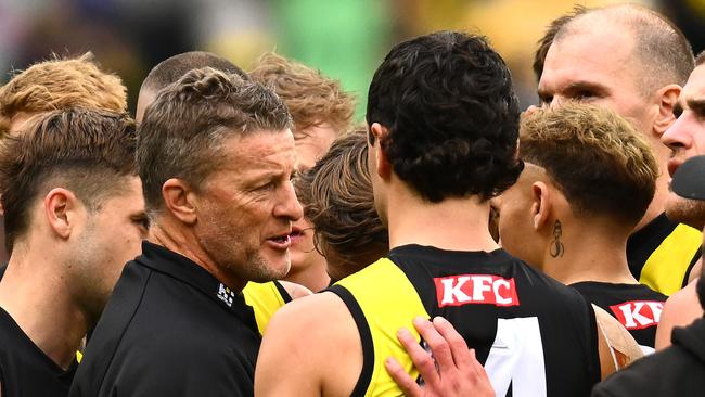 Tigers head coach Damien Hardwick speaks to his players. (Photo by Quinn Rooney/Getty Images)