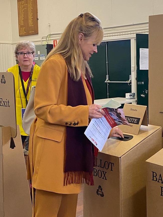 North Sydney Labor candidate Catherine Renshaw casting her vote at Northbridge Public School.