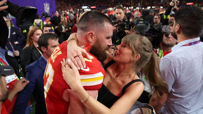 Kansas City Chiefs star Travis Kelce kisses Taylor Swift in Las Vegas. Photo by Ezra Shaw/Getty Images