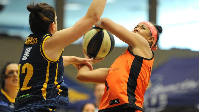 Natasha Cloud goes up against Belinda Snell in the Flames win.