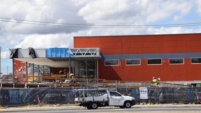 Workers at the ALDI Supermarket site on Gladstone Rd in Rockhampton.