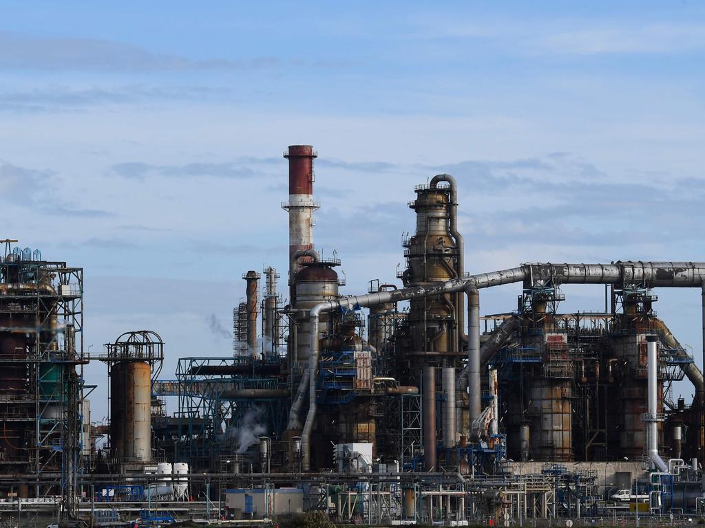 Manufacturers push for gas price guarantee