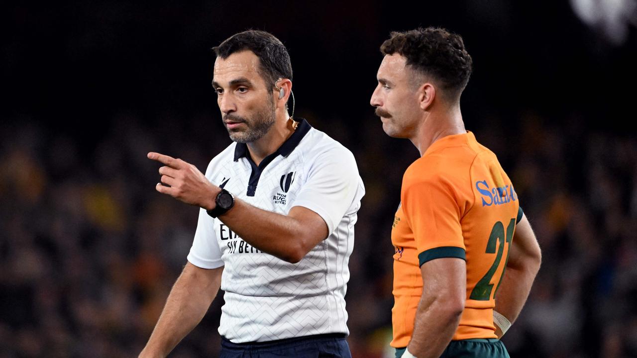 Australia's Nic White speaks with French referee Mathieu Raynal (L) after a controversial decision during the Rugby Championship match between Australia and New Zealand in Melbourne on September 15, 2022. (Photo by William WEST / AFP) / -- IMAGE RESTRICTED TO EDITORIAL USE - NO COMMERCIAL USE --