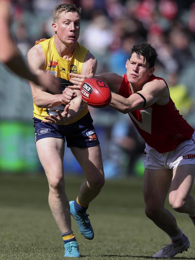 Joseph Sinor beats Samuel McInerney to the footy. Picture Sarah Reed