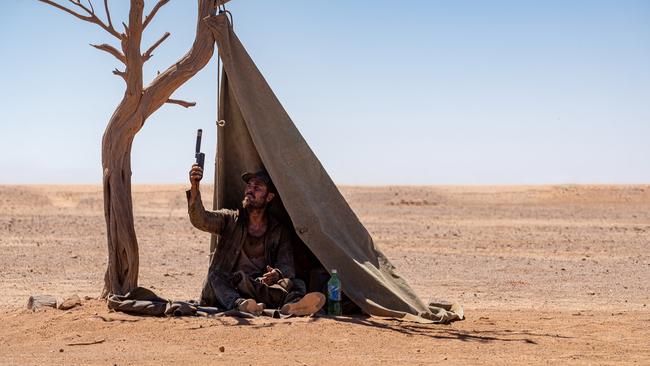 FIRST LOOK: Zac Efron filming thriller Gold in the South Australian Outback. Supplied: Stan