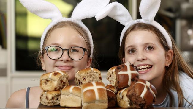 ** FOR NETWORK USE ONLY **  Zoe (L) and Nicola pose for a photo during a media op for Coles Hot Cross Buns, in partnership with Red Kite in Melbourne on December 5th, 2024. Photo by Martin KEEP/Coles.