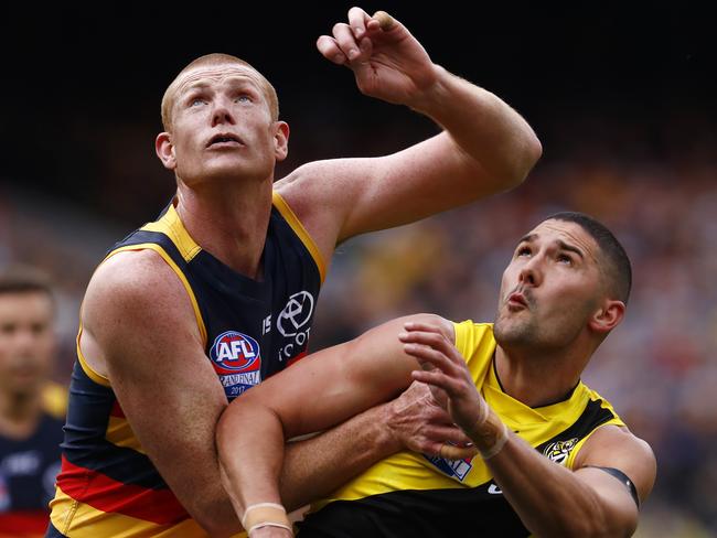 Sam Jacobs and Shaun Grigg contest the boundary throw in.