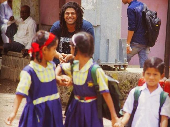 Idris shares a joke with school kids in India. Picture: Instagram