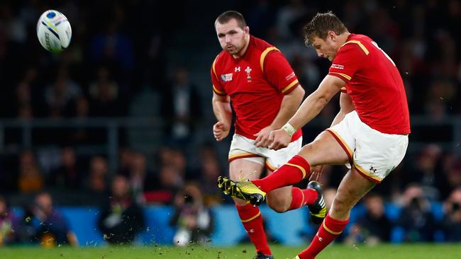 LONDON, ENGLAND - SEPTEMBER 26: Dan Biggar of Wales kicks a penalty during the 2015 Rugby World Cup Pool A match between England and Wales at Twickenham Stadium on September 26, 2015 in London, United Kingdom. (Photo by Shaun Botterill/Getty Images)