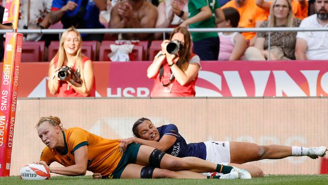 Australia's Maddison Levi (L) scores a try during the HSBC World Rugby Sevens women's final match between Australia and France at the Metropolitano stadium in Madrid on June 2, 2024. (Photo by OSCAR DEL POZO / AFP)