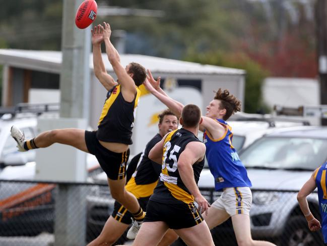 Woori Yallock’s Robbie Allen takes a beauty. Picture: Stuart Milligan