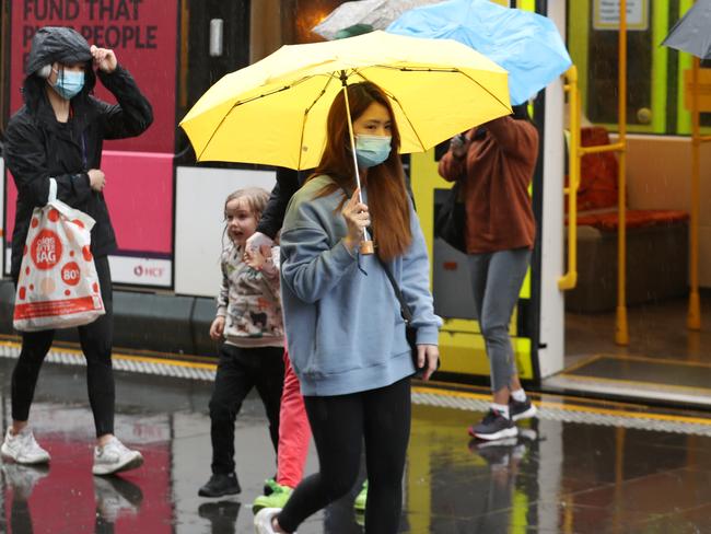 MELBOURNE, AUSTRALIA - NewsWire Photos, NOVEMBER 10, 2021. Wet weather sweeps across Melbourne and is also falling on other parts of the east coast of Australia. Picture: NCA NewsWire / David Crosling