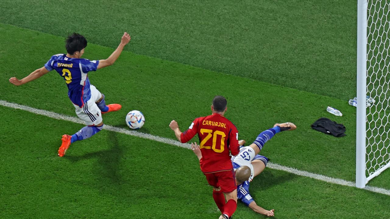 Japan's forward #09 Kaoru Mitoma (L) crosses the ball for his team's second goal during the Qatar 2022 World Cup Group E football match between Japan and Spain at the Khalifa International Stadium in Doha on December 1, 2022. (Photo by Giuseppe CACACE / AFP)