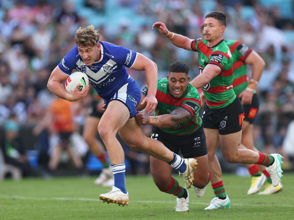 Max King of the Bulldogs makes a break. Photo: Cameron Spencer/Getty Images