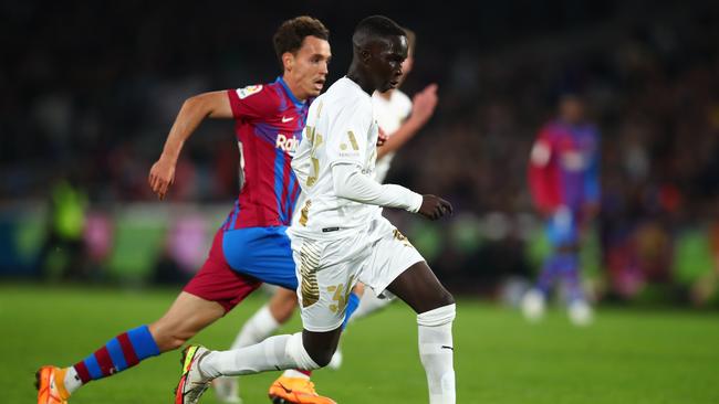 Garang Kuol plays against FC Barcelona. Photo by Jason McCawley/Getty Images)