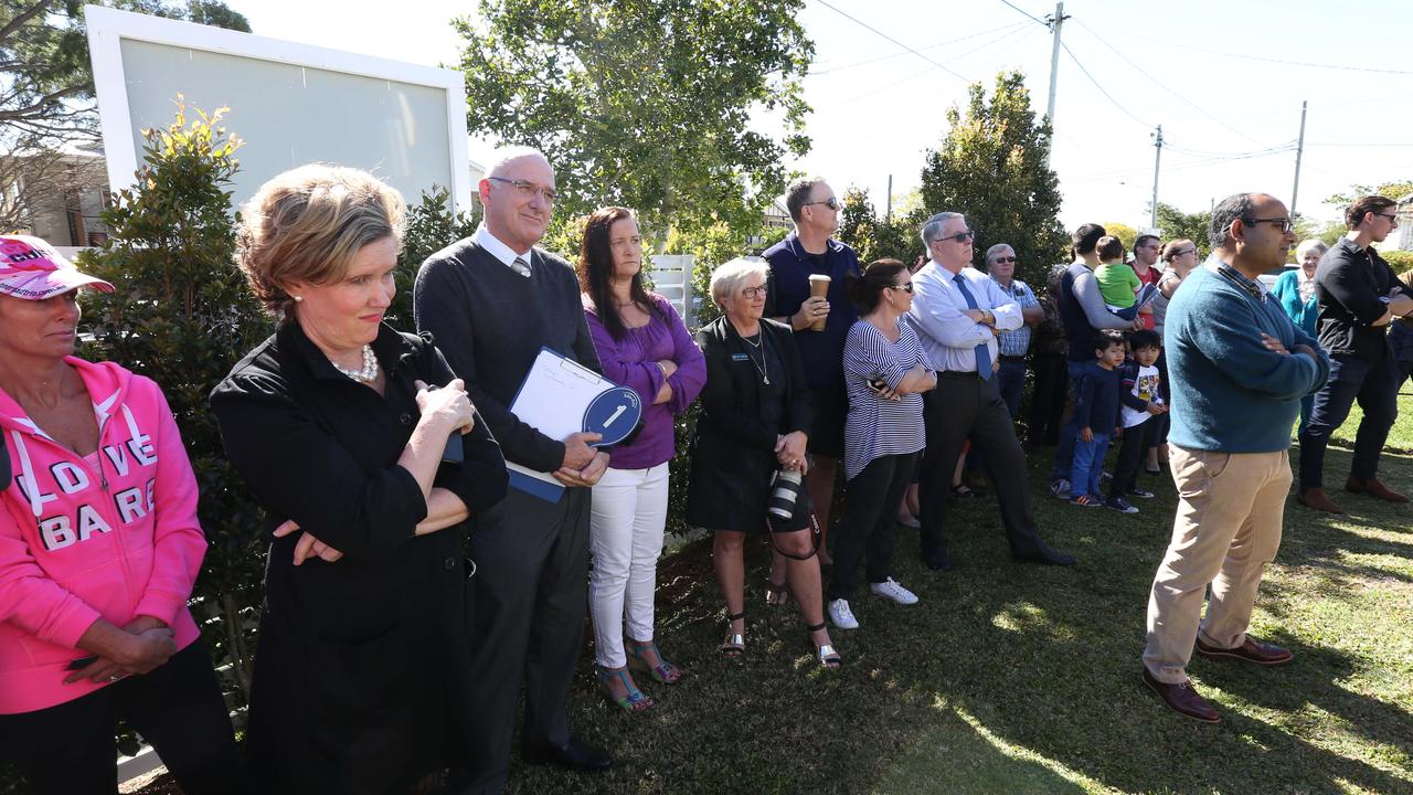 Crowd at Sherwood home auction. Pic Annette Dew