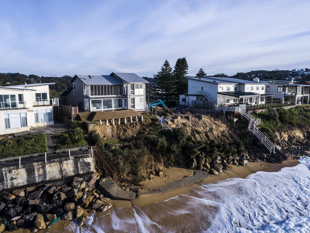 WAMBERAL, AUSTRALIA - NewsWire Photos JULY 22, 2020:, Ocean View Drive Wamberal NSW., Central Coast houses in danger of collapse as large swell causes unprecedented coastal erosion:, Several beachfront homes at Wamberal are in danger of collapsing, after a powerful low pressure system caused severe beach erosion.  , Picture: NCA NewsWire / Darren Leigh-Roberts