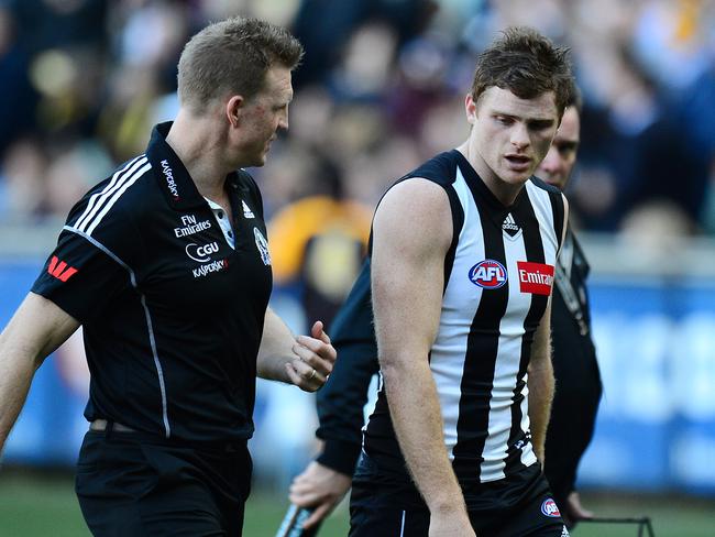 Collingwood v Hawthorn. MCG. Nathan Buckley talking to Heath Shaw at quarter time