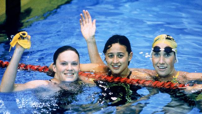 Queensland’s world class 400m and 800m swimmer Julie McDonald (silver) alongside Hayley Lewis (gold) and Janelle Elford (bronze), now a coach at Griffith Uni Gold Coast. (Photo by Getty Images)