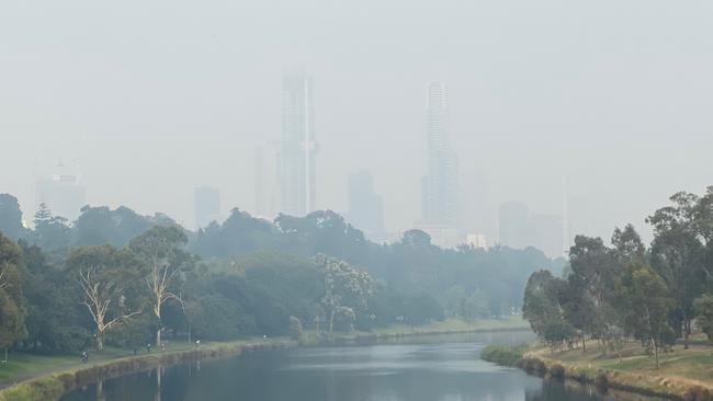 Thick smoke covering the skyline in Melbourne this morning. Picture: Alex Coppel