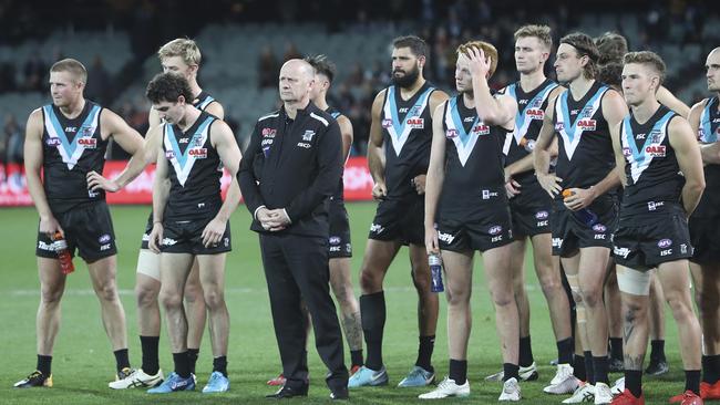 Ken Hinkley with his players after the loss. Picture SARAH REED