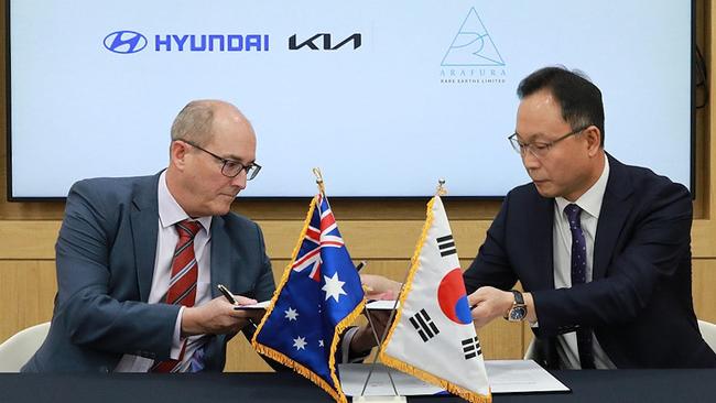 Mr Park Chan Young (Vice President, Electric Vehicle Parts Purchasing Sub-Division) and Mr Gavin Lockyer (Managing Director) sign NdPr Offtake Agreement at signing ceremony in South Korea.