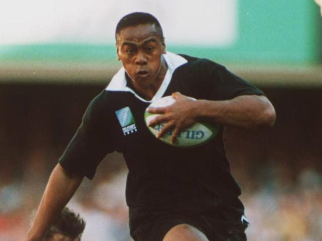 England's Rob Andrew Tries in Vain to stop NZ's Jonah Lomu  headshot sport rugby union action