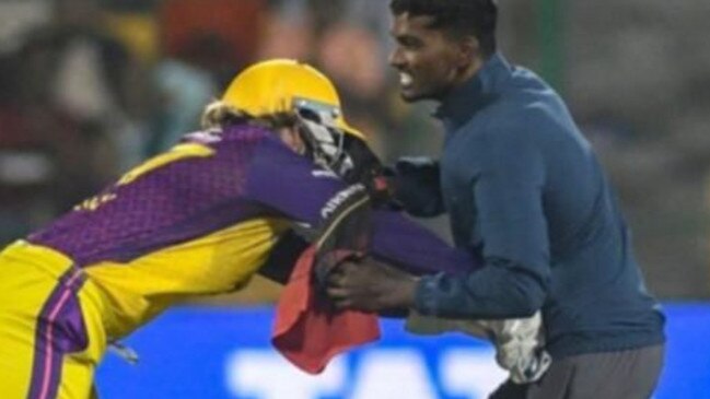 Alyssa Healy deals with a pitch invader in India