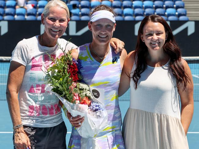 MELBOURNE.  20/01/2022. Australian Open Tennis.  Day 4.   Sam Stosur vs Anastasia Pavlyuchenkova on Kia Arena.   Sam Stosur with her mates Rennae Stubbs and Casey Dellacqua after playing her final singles match    ...  Photo by Michael Klein.