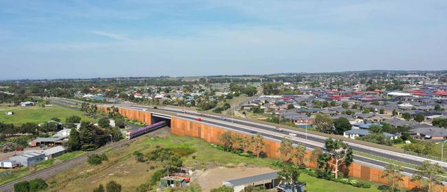 Bridge over Geelong rail line at Marshall part of the $365 million Barwon Heads Road project