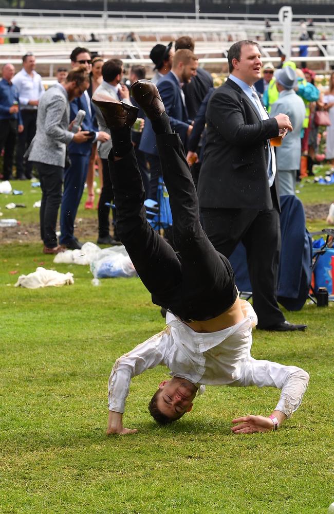 Past Melbourne Cup Worst Drunk Disorderly Racegoers Gallery 6201