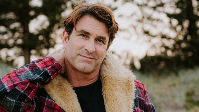 Singer and SAS Australia contestant Pete Murray dislocated his elbow on the show.