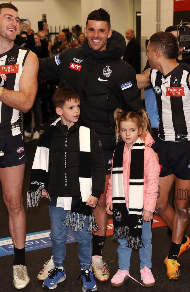 Scott Pendlebury celebrates the Pies win in game 399 with his children. Picture: Mark Stewart