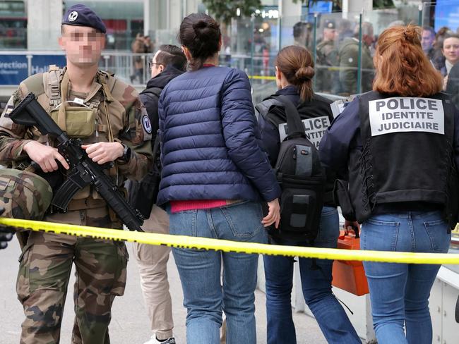 French judicial police experts enter the cordoned off area after a knife attack at Paris' Gare de Lyon railway station, a major travel hub on February 3, 2024. Police said that the suspected attacker had been arrested and that the motives behind the attack were unclear. The 8:00 am (0700 GMT) attack left one person with serious injuries while two others were lightly wounded. (Photo by Thomas SAMSON / AFP)