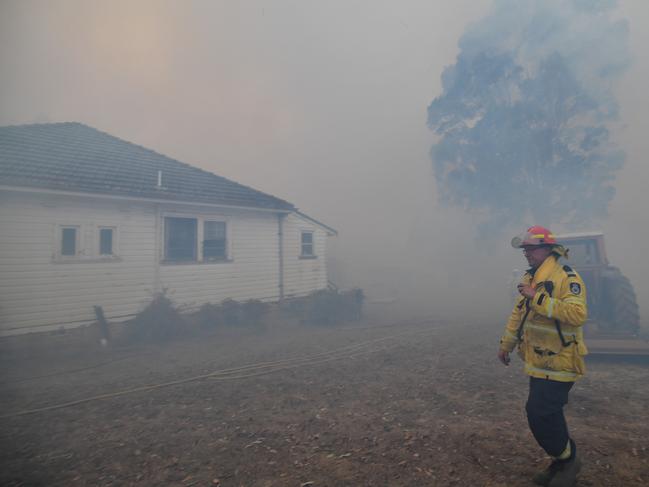 A firefighter check a property in the hope of saving it from nearby bushfires around the town of Nowra in the Australian state of New South Wales on December 31, 2019. - Thousands of holidaymakers and locals were forced to flee to beaches in fire-ravaged southeast Australia on December 31, as blazes ripped through popular tourist areas leaving no escape by land. Picture: Saeed Khan/AFP