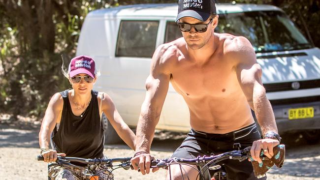 Chris Hemsworth and Elsa Pataky ride on at Byron Bay. Photo: GLENN REEVE/DIIMEX.COM