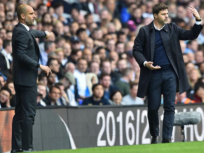 Manchester City's manager Pep Guardiola (L) and Tottenham Hotspur's head coach Mauricio Pochettino gesture on the touchline. / AFP PHOTO / Glyn KIRK