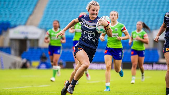 North Queensland Toyota Cowboys hooker Emma Manzelmann breaks in a Round 8 NRLW clash last season. Picture: Cowboys Media