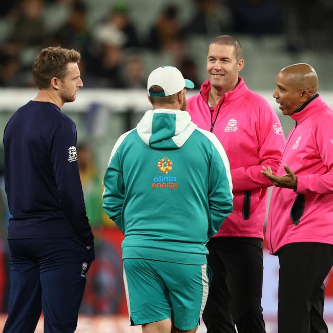 Jos Buttler and Aaron Finch chat to the umpires.