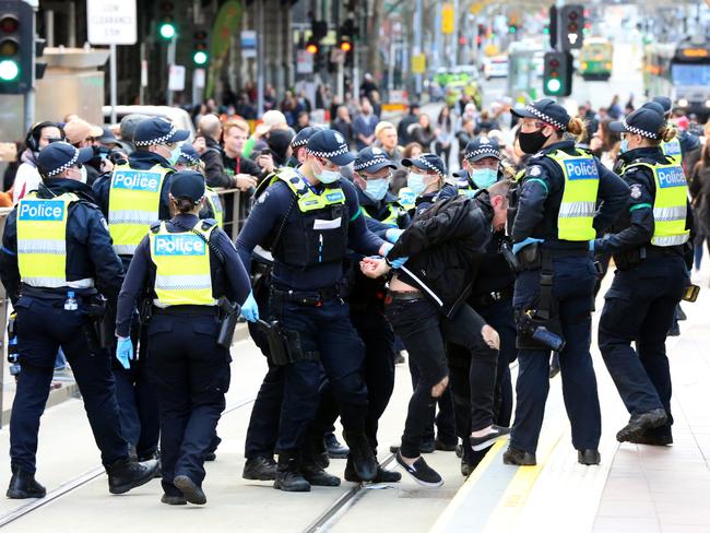 24 JULY 2021 SYDNEY NSWWWW.MATRIXNEWS.COM.AUNON EXCLUSIVE PICTURED: LOCKDOWN PROTESTERS TAKE TO THE STREET OF MELBOURNE