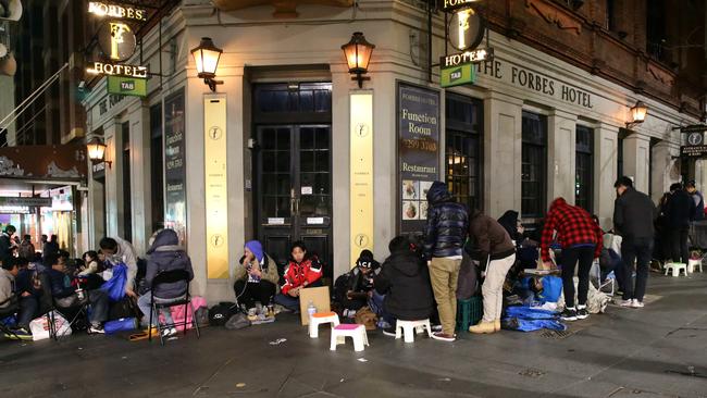 The launch of the Apple iPhone 6 in the centre of Sydney CBD caused lines around the block of up to 400 metres from the front door. Pics Bill Hearne